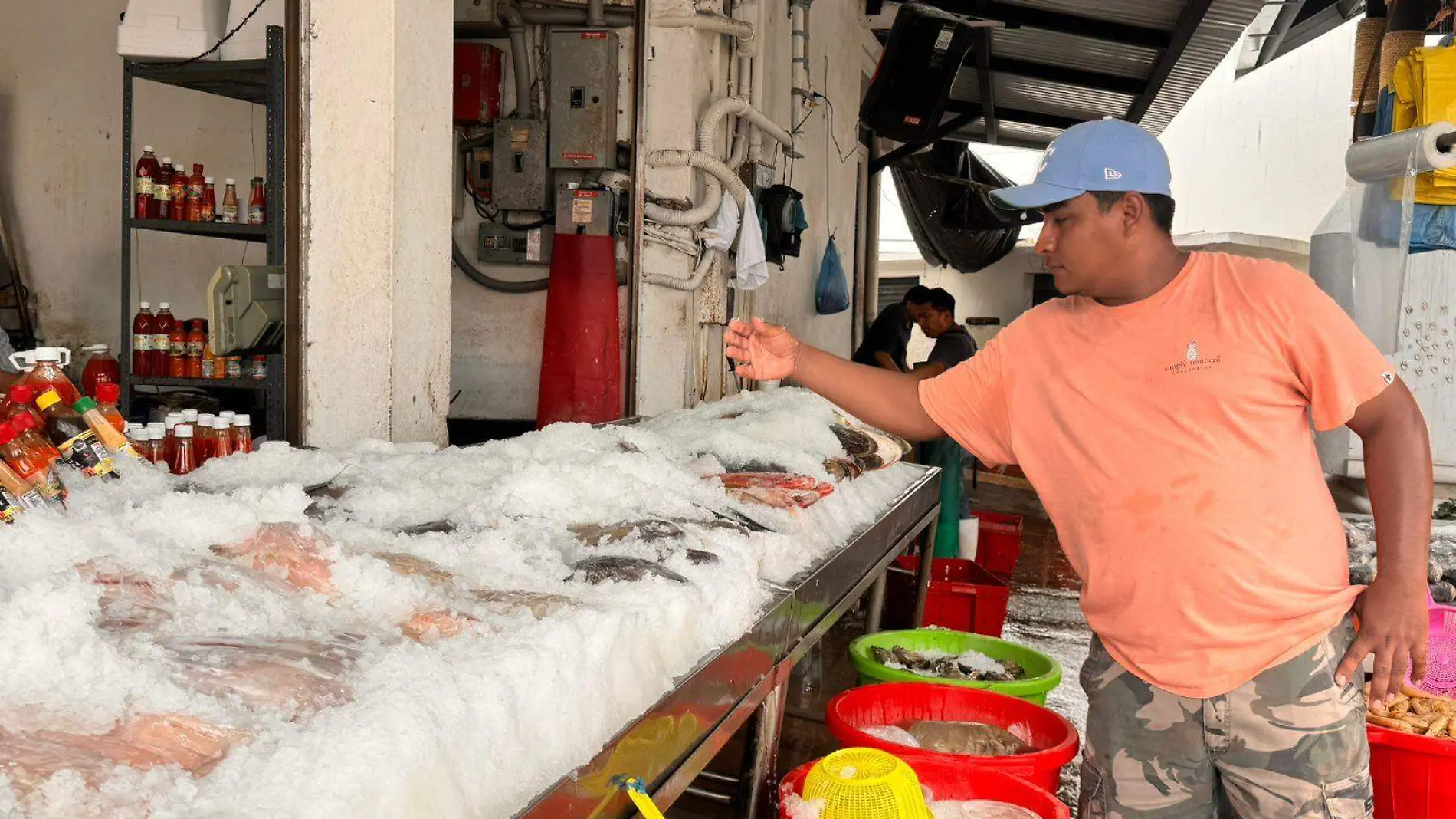 Más de 20 locatarios del mercado de pescados y mariscos afectados 